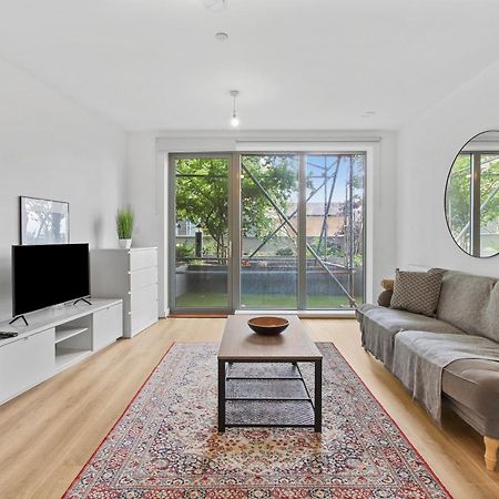 Centrally Located - Modern - 2Bed - 2Bath Apartment Londen Buitenkant foto