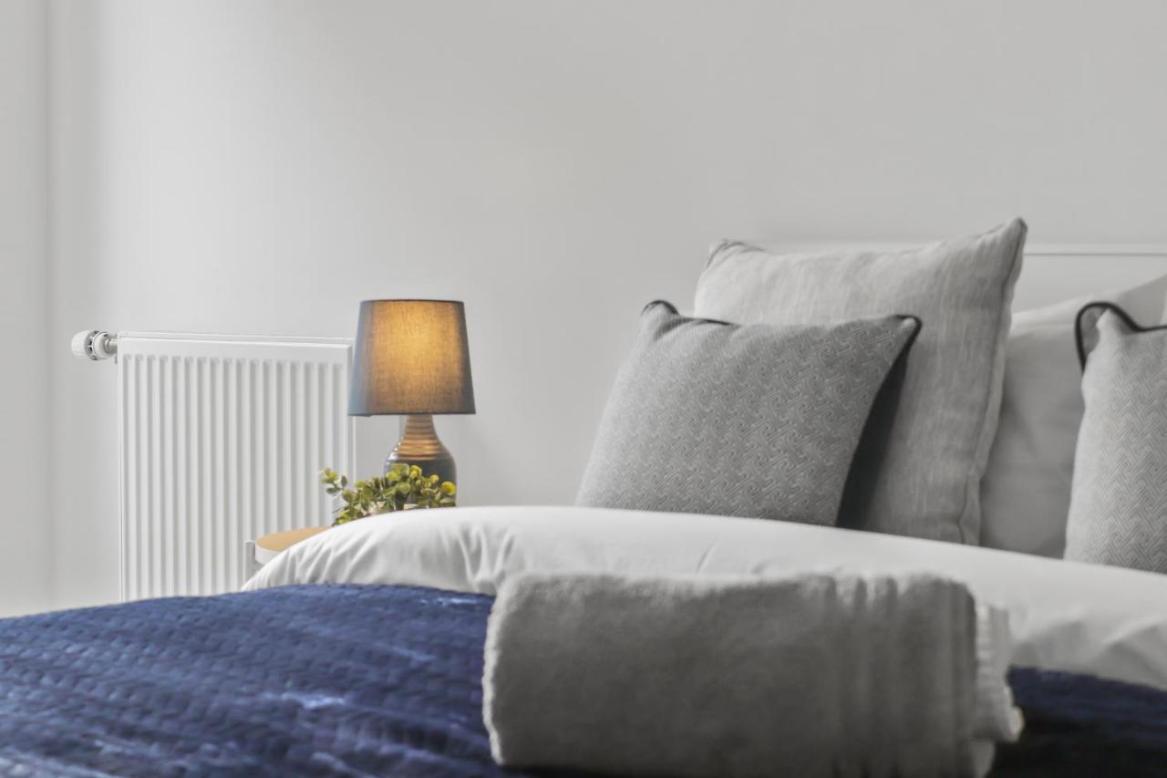 Centrally Located - Modern - 2Bed - 2Bath Apartment Londen Buitenkant foto