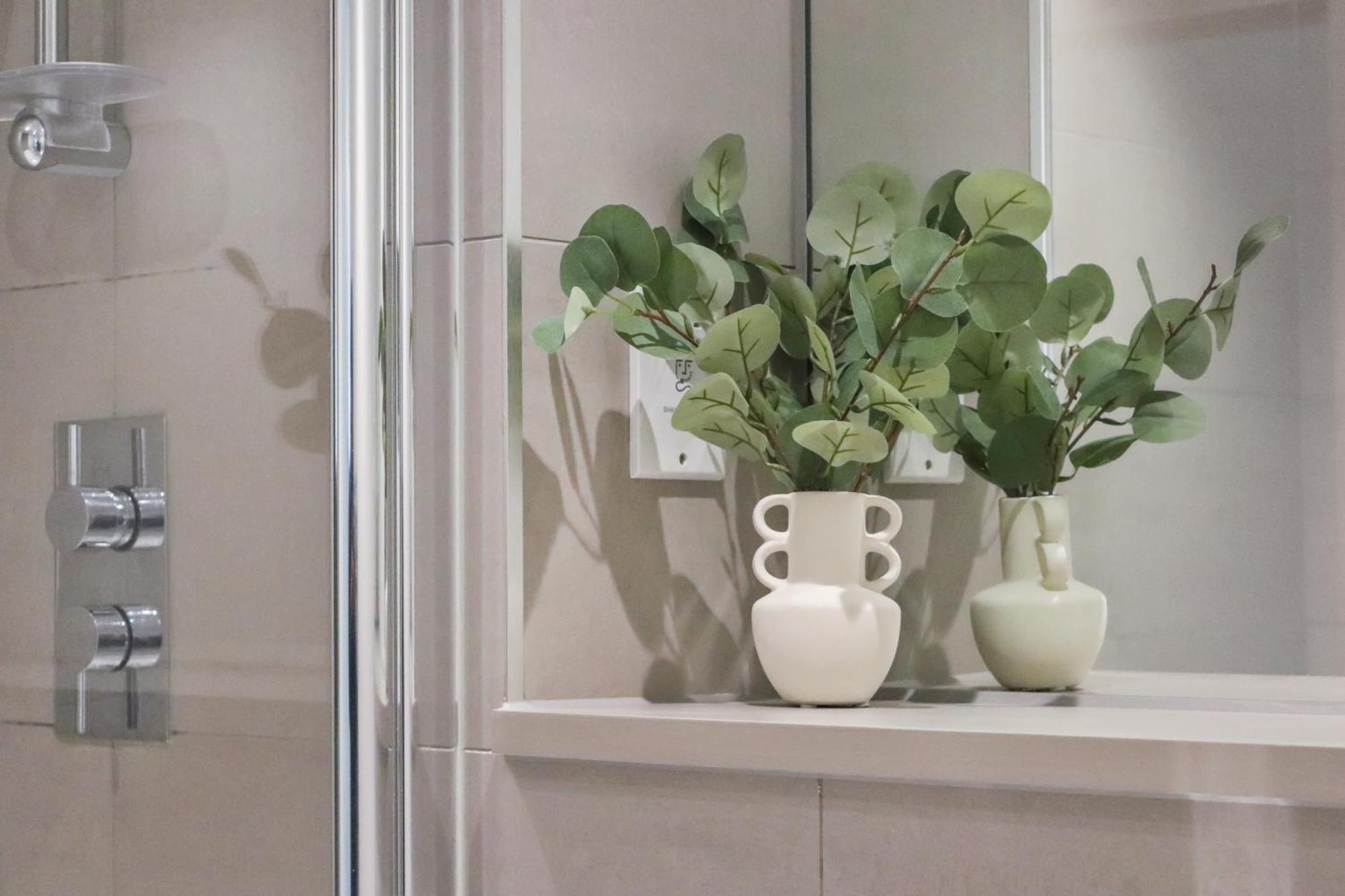 Centrally Located - Modern - 2Bed - 2Bath Apartment Londen Buitenkant foto