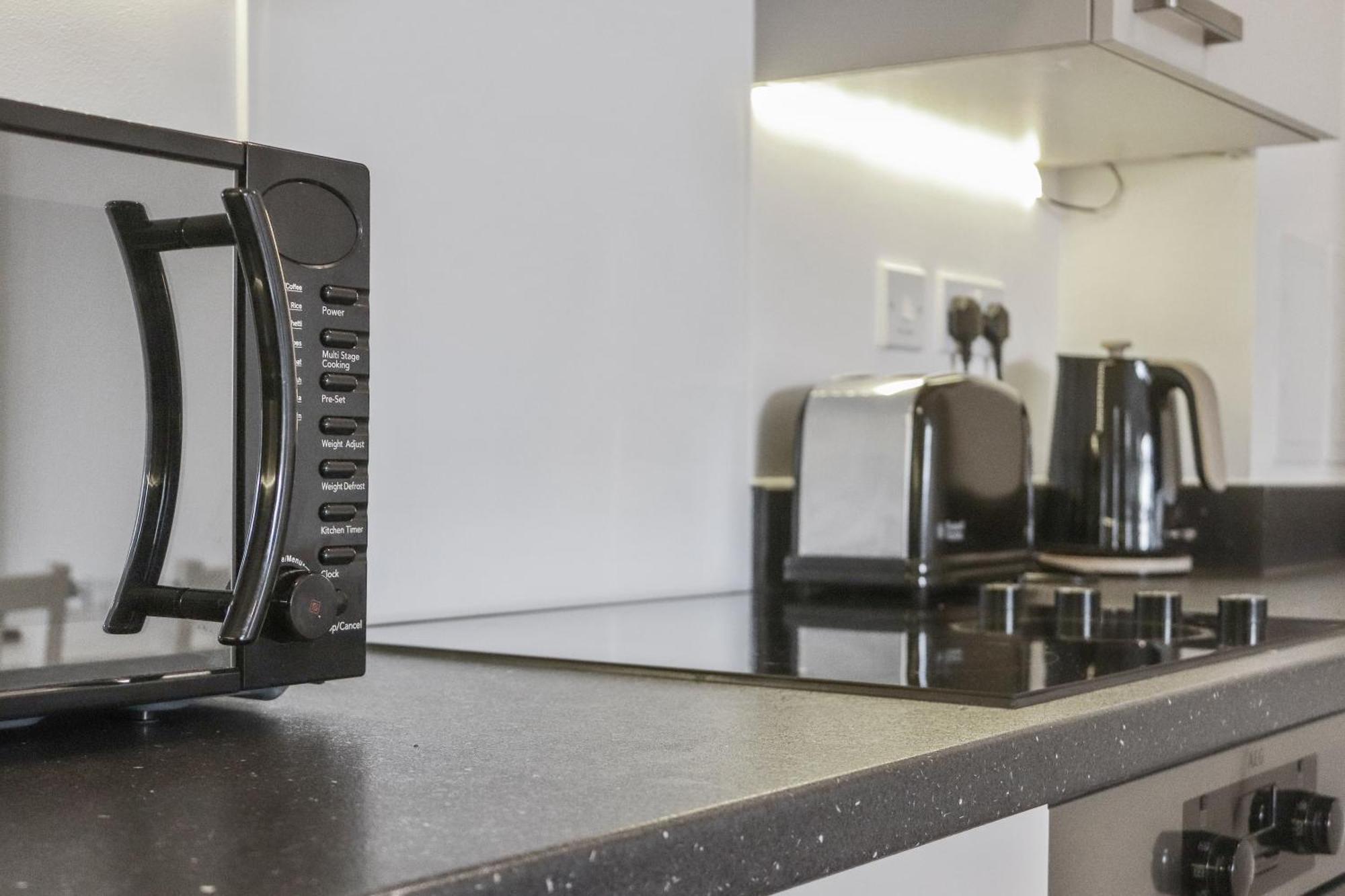 Centrally Located - Modern - 2Bed - 2Bath Apartment Londen Buitenkant foto