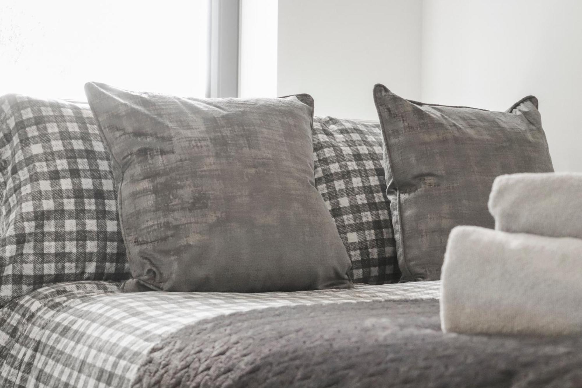 Centrally Located - Modern - 2Bed - 2Bath Apartment Londen Buitenkant foto