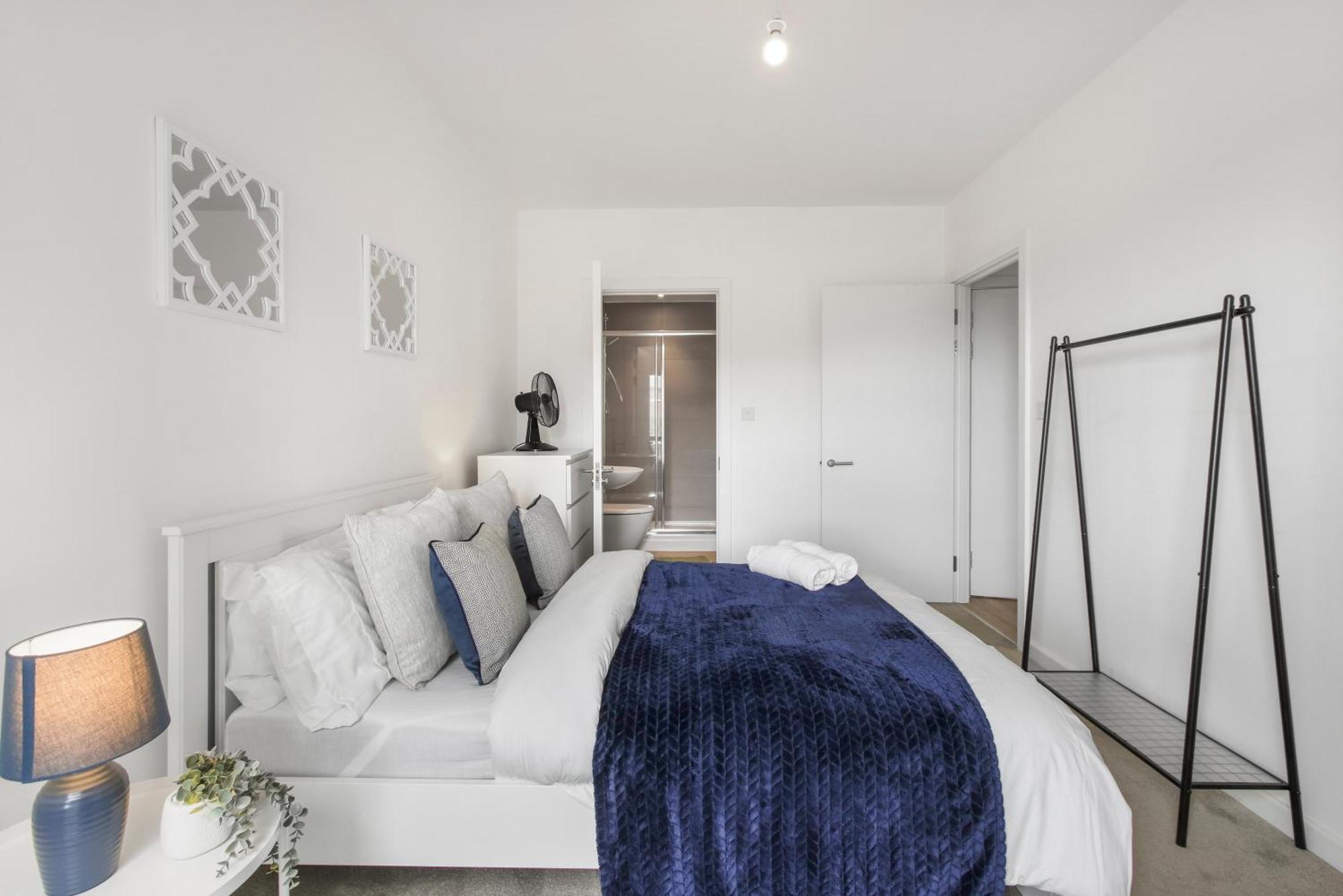 Centrally Located - Modern - 2Bed - 2Bath Apartment Londen Buitenkant foto