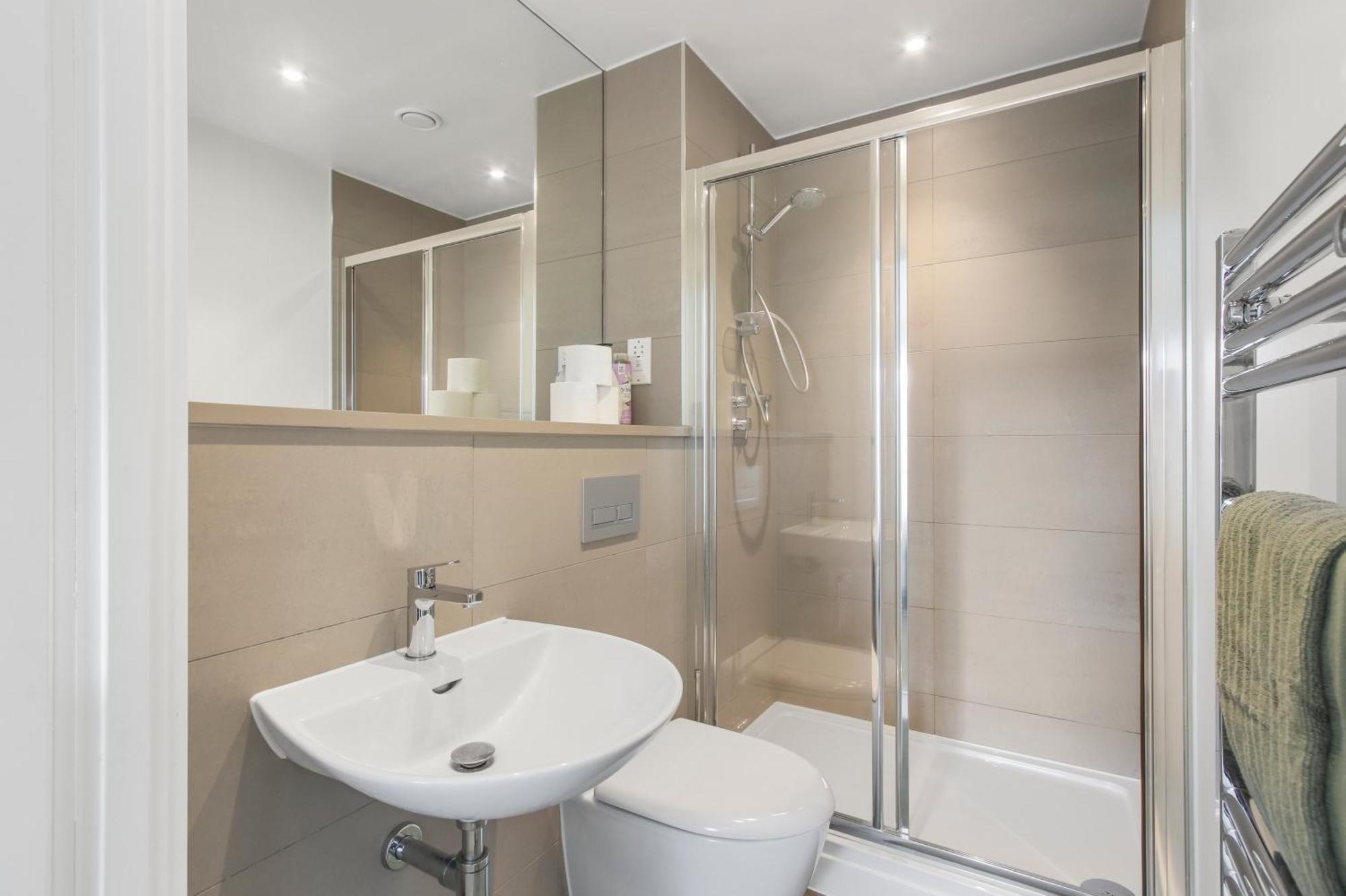 Centrally Located - Modern - 2Bed - 2Bath Apartment Londen Buitenkant foto