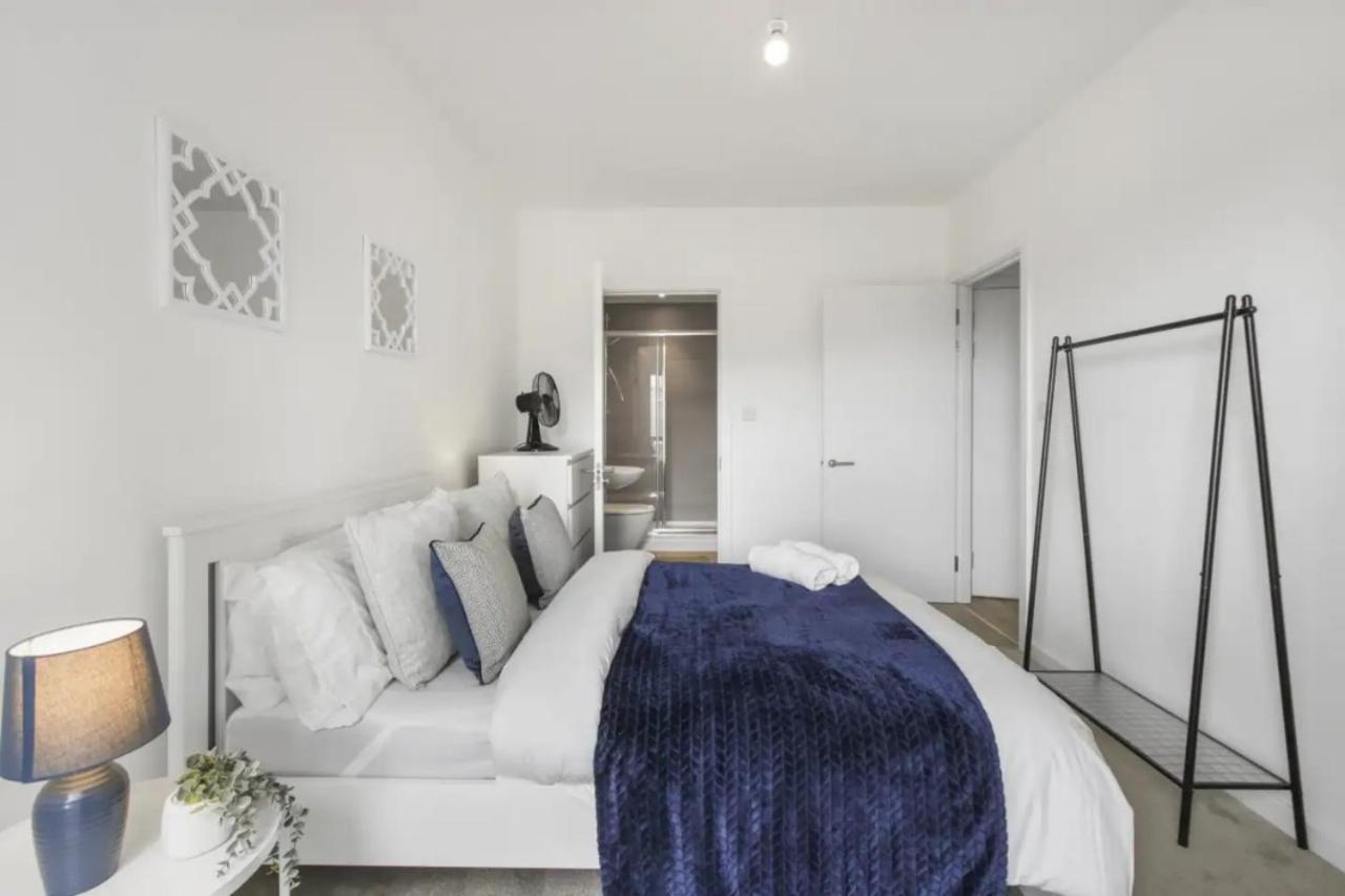 Centrally Located - Modern - 2Bed - 2Bath Apartment Londen Buitenkant foto