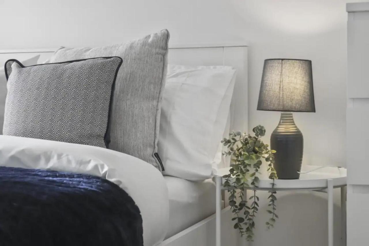 Centrally Located - Modern - 2Bed - 2Bath Apartment Londen Buitenkant foto