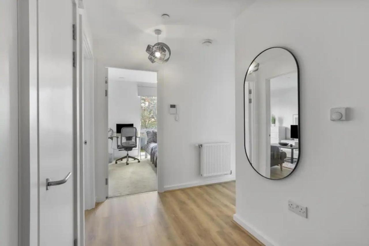 Centrally Located - Modern - 2Bed - 2Bath Apartment Londen Buitenkant foto