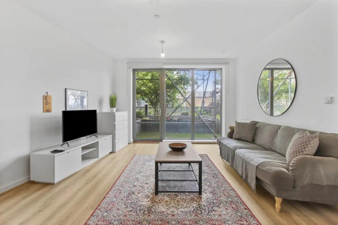 Centrally Located - Modern - 2Bed - 2Bath Apartment Londen Buitenkant foto