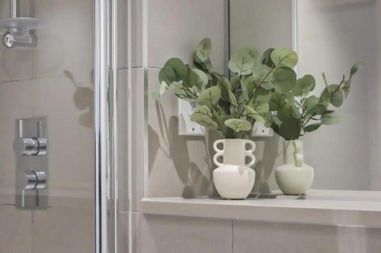 Centrally Located - Modern - 2Bed - 2Bath Apartment Londen Buitenkant foto