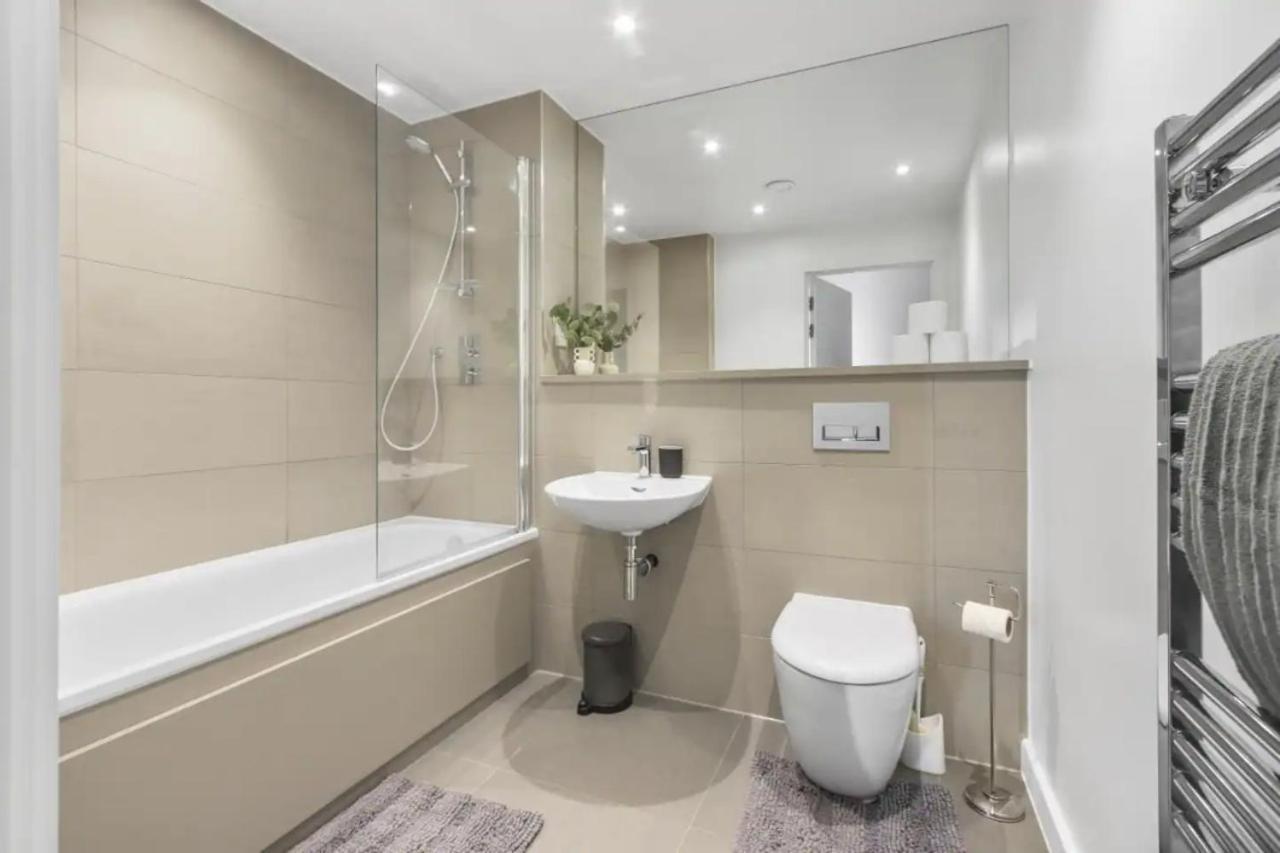 Centrally Located - Modern - 2Bed - 2Bath Apartment Londen Buitenkant foto