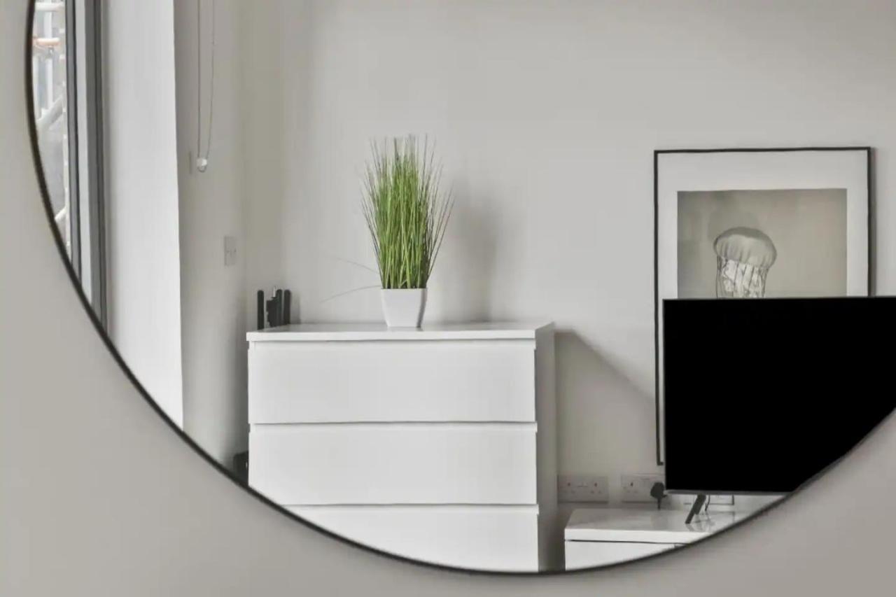Centrally Located - Modern - 2Bed - 2Bath Apartment Londen Buitenkant foto