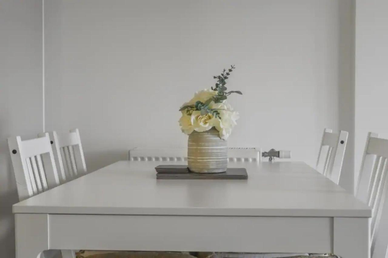 Centrally Located - Modern - 2Bed - 2Bath Apartment Londen Buitenkant foto