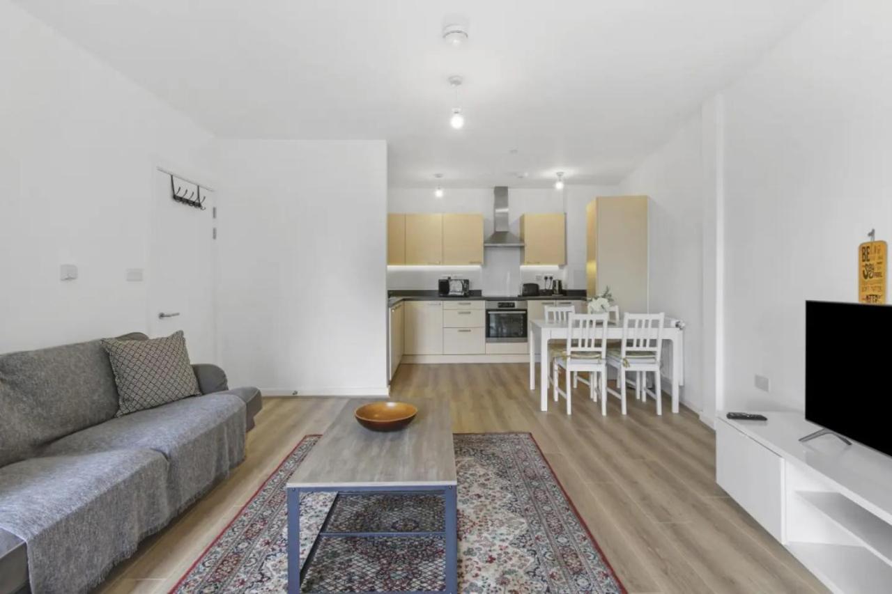 Centrally Located - Modern - 2Bed - 2Bath Apartment Londen Buitenkant foto