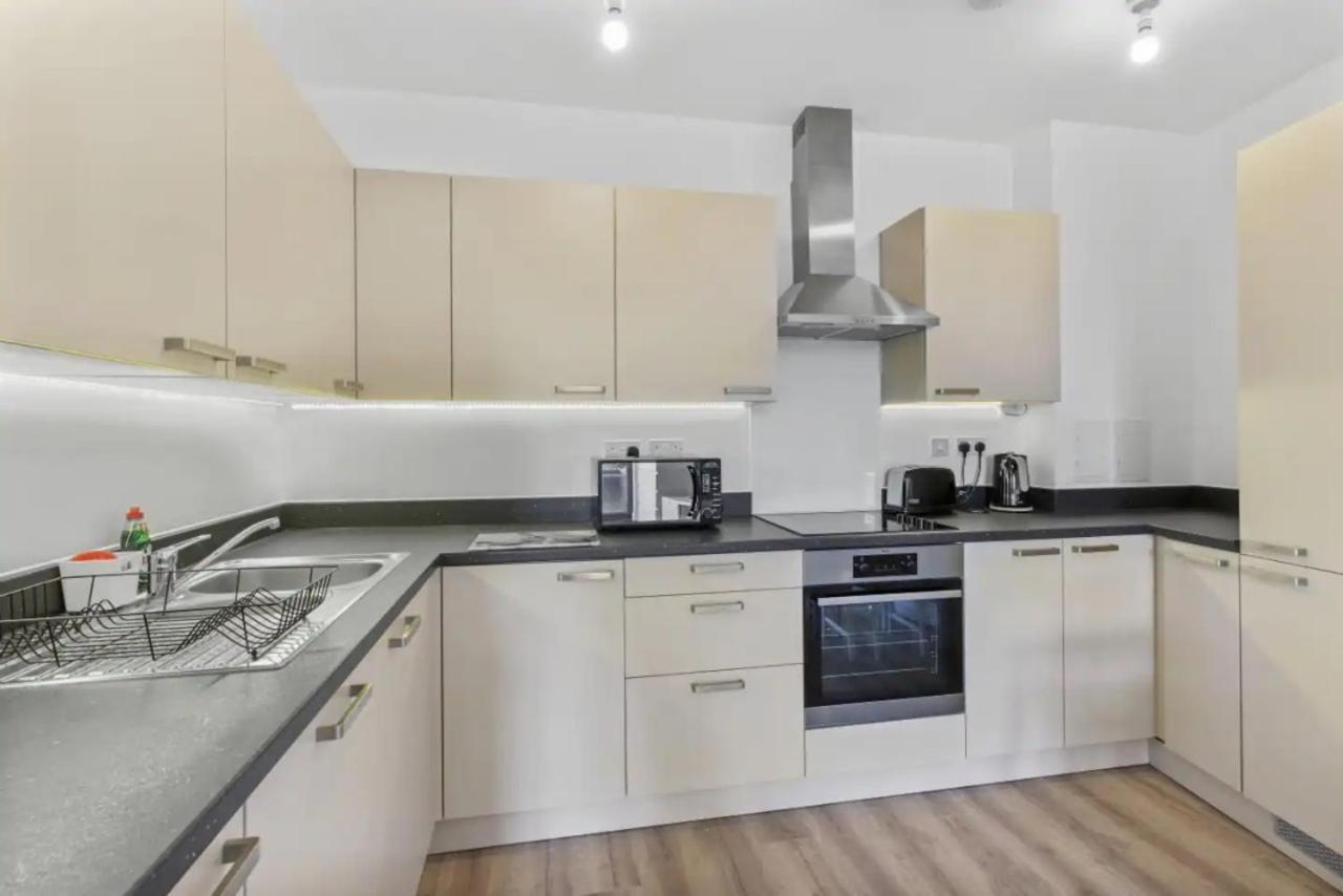 Centrally Located - Modern - 2Bed - 2Bath Apartment Londen Buitenkant foto