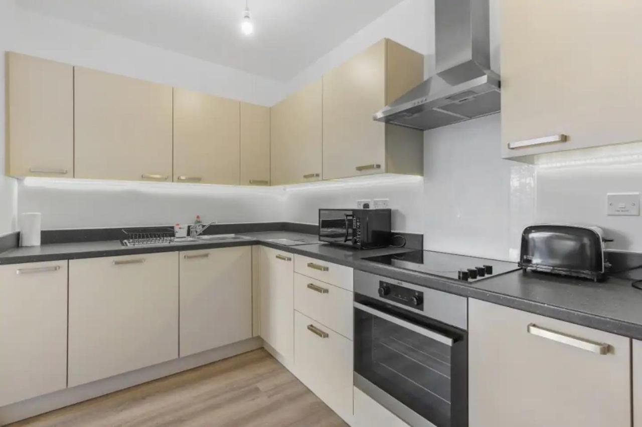 Centrally Located - Modern - 2Bed - 2Bath Apartment Londen Buitenkant foto