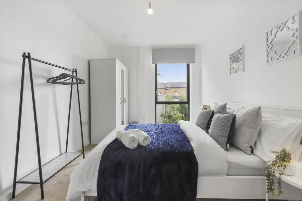 Centrally Located - Modern - 2Bed - 2Bath Apartment Londen Buitenkant foto