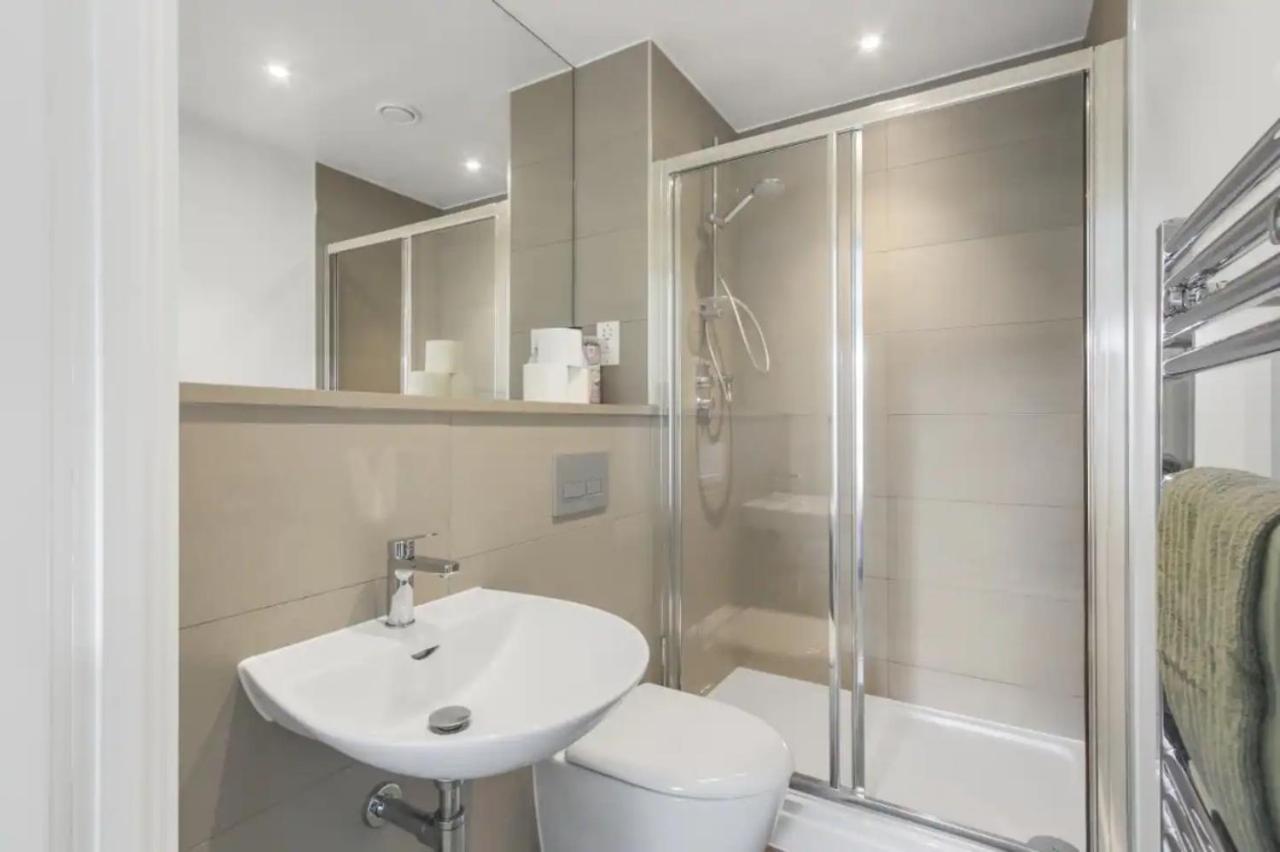 Centrally Located - Modern - 2Bed - 2Bath Apartment Londen Buitenkant foto