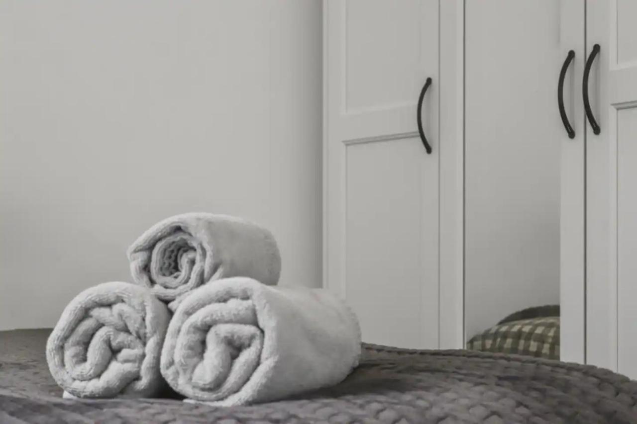 Centrally Located - Modern - 2Bed - 2Bath Apartment Londen Buitenkant foto