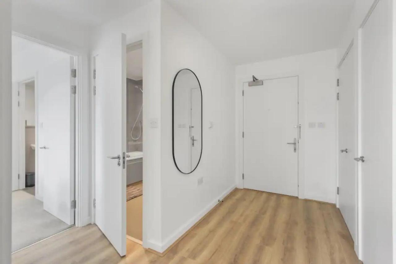 Centrally Located - Modern - 2Bed - 2Bath Apartment Londen Buitenkant foto