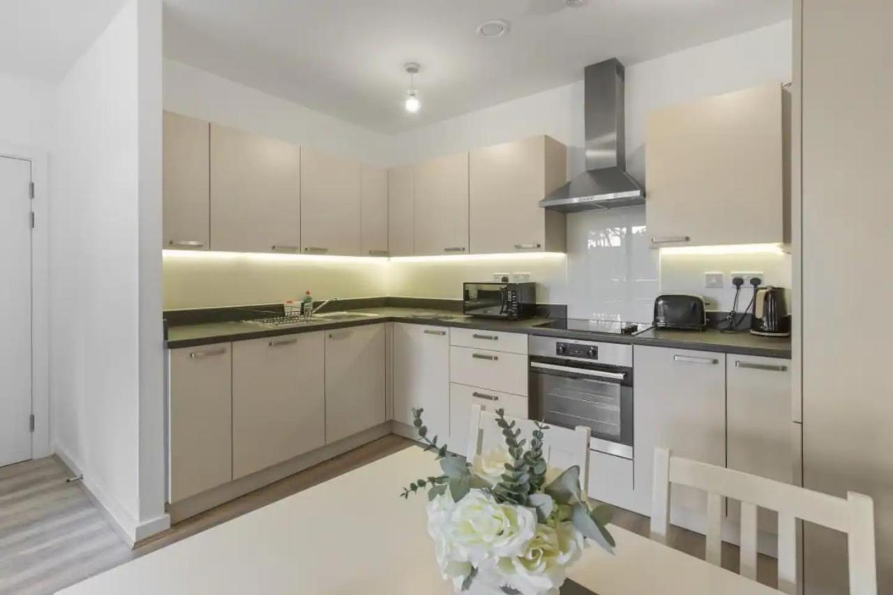 Centrally Located - Modern - 2Bed - 2Bath Apartment Londen Buitenkant foto