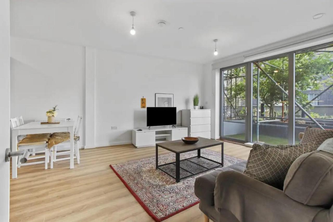Centrally Located - Modern - 2Bed - 2Bath Apartment Londen Buitenkant foto